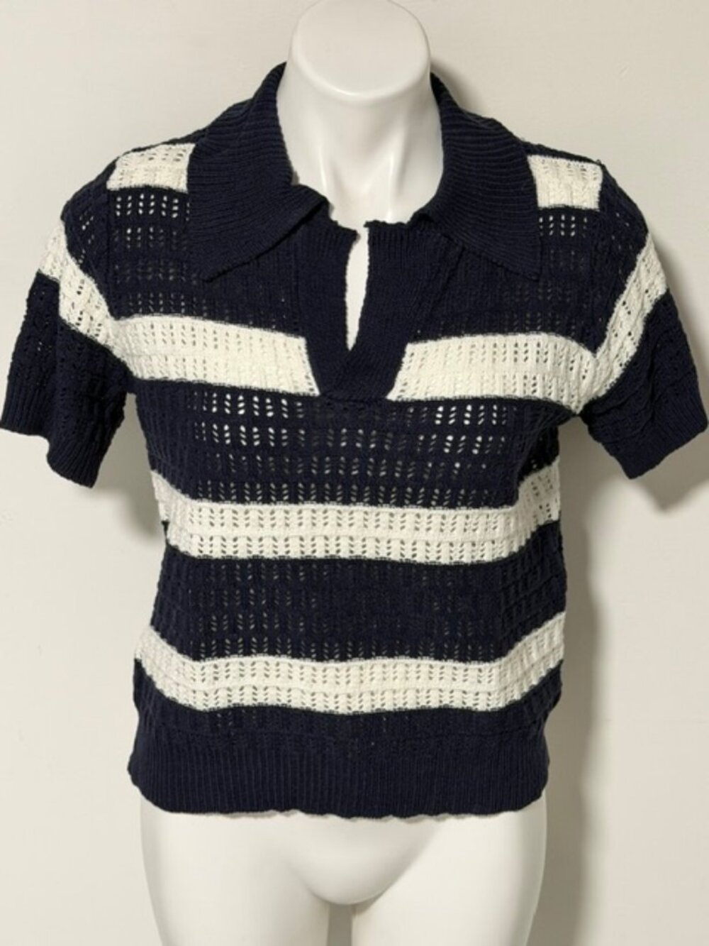 GILLI NAVY BLUE AND WHITE OPEN WEAVE SWEATER TOP XSP
